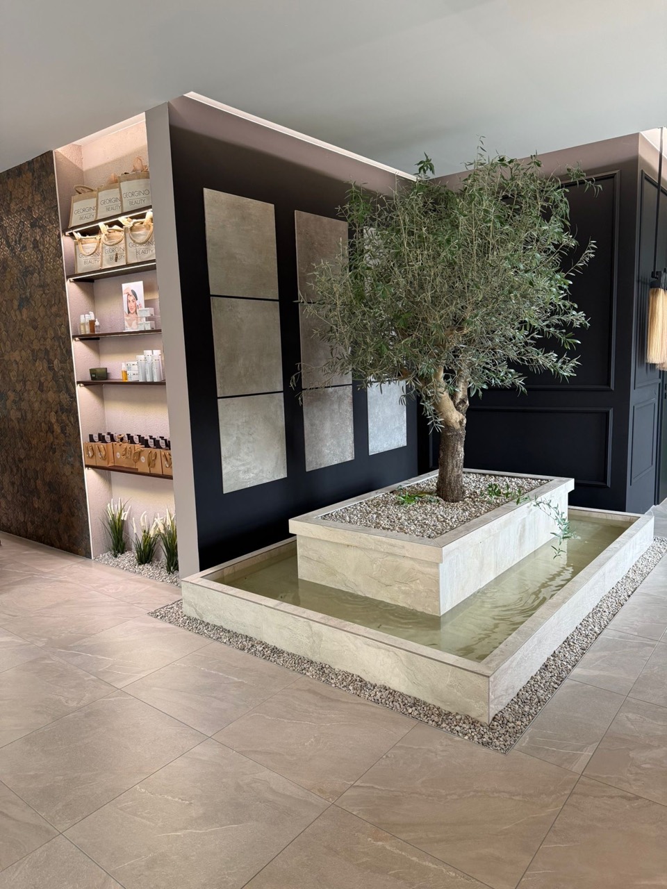 Olivenbaum und Wasserbecken im Zentrum des Salons