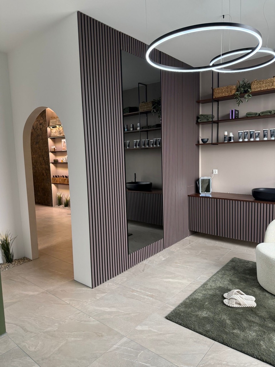 Beauty-Bereich mit Behandlungsliege und moderner Ausstattung