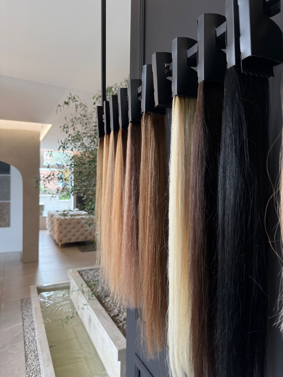 Auswahl hochwertiger Extensions im Salon
