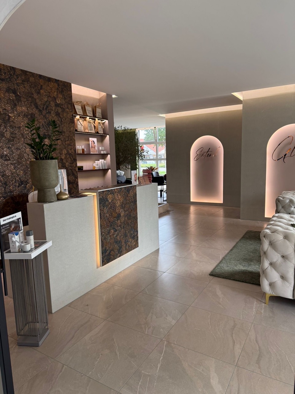 Empfangsbereich von Georgino Beauty mit beleuchtetem Tresen