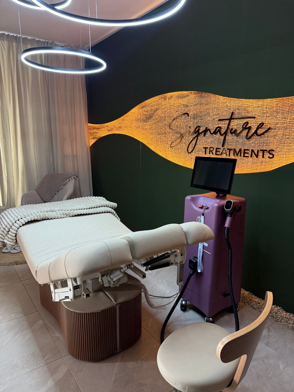 Signature-Treatment-Bereich mit beleuchteter Salonwand